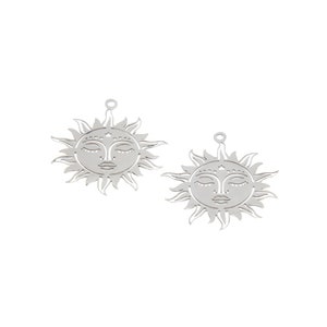 Puede incluir: Dos colgantes de sol plateados con un diseño de cara de ojos cerrados. Cada colgante tiene un bucle en la parte superior para sujetarlo a joyas.