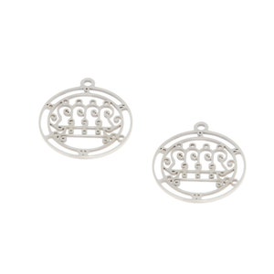 以下が含まれることがあります： 円形で、装飾的なデザインが施された銀色の金属製のチャームが2つ。デザインは波のスタイリッシュなイメージです。