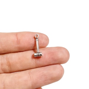 50 piccoli ciondoli a forma di martello del giudice: pendenti color argento (18x7x4 mm)