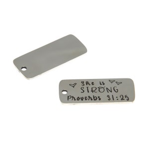 5 Stück/Los Sie ist stark Charme Briefzeichen Edelstahl Anhänger 30 x 13 mm