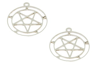 Könnte beinhalten: Zwei silberfarbene Metall-Anhänger in Form eines Kreises mit einem Pentagramm im Inneren. Das Pentagramm ist umrandet und hat oben eine kleine Schlaufe zum Anbringen an einer Halskette oder einem Armband.