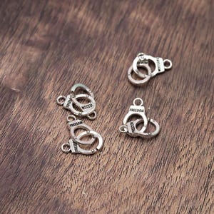 Ciondoli con manette in argento antico: Freedom Jewelry (15 pezzi)