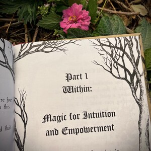 Op de afbeelding: Een open boek met de titel "Deel 1 Binnen: Magie voor intu&iuml;tie en empowerment". De tekst gaat verder met "Intu&iuml;tie: De kleine stem in je hoofd die je leidt."