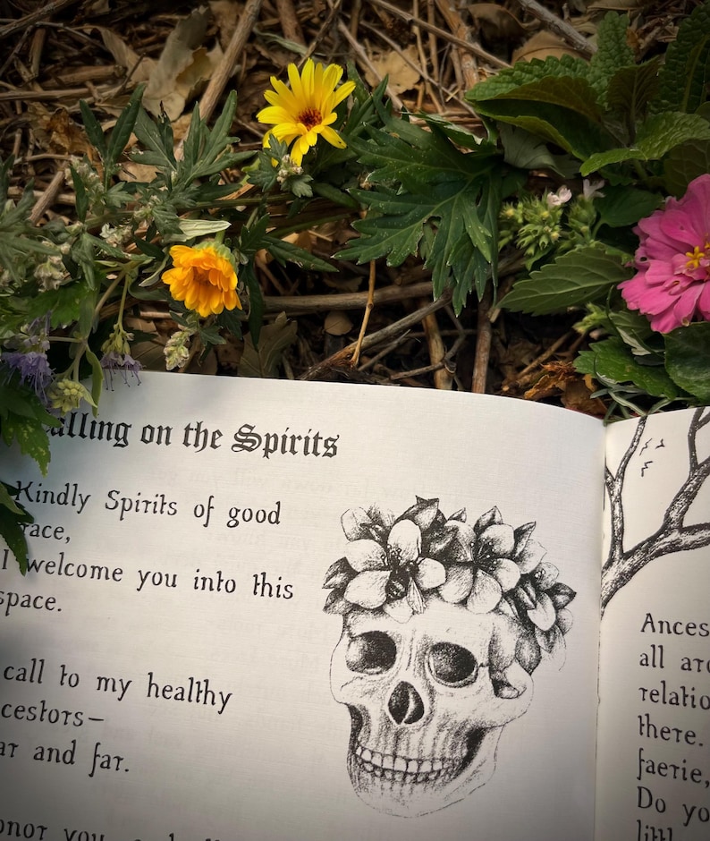 Op de afbeelding: Een zwart-witte illustratie van een schedel met een bloemenkrans. De schedel glimlacht en heeft een bloemenkrans om zijn hoofd. De tekst "Calling on the Spirits" is zichtbaar bovenaan de pagina. De tekst "Kindly Spirits of good race, I welcome you into this space." is zichtbaar onder de schedel.