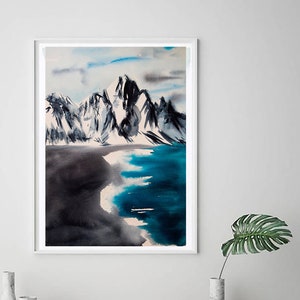 Stampa Islanda, pittura ad acquerello di spiaggia islandese, arte murale di paesaggio montano, spiaggia di sabbia nera con paesaggio marino, arredamento per la casa costiero