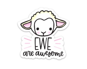 Könnte beinhalten: Ein weißes Cartoon-Schaf mit rosa Ohren und Wangen. Das Schaf schaut den Betrachter an. Der Text "EWE are awesome" befindet sich unter dem Schaf.