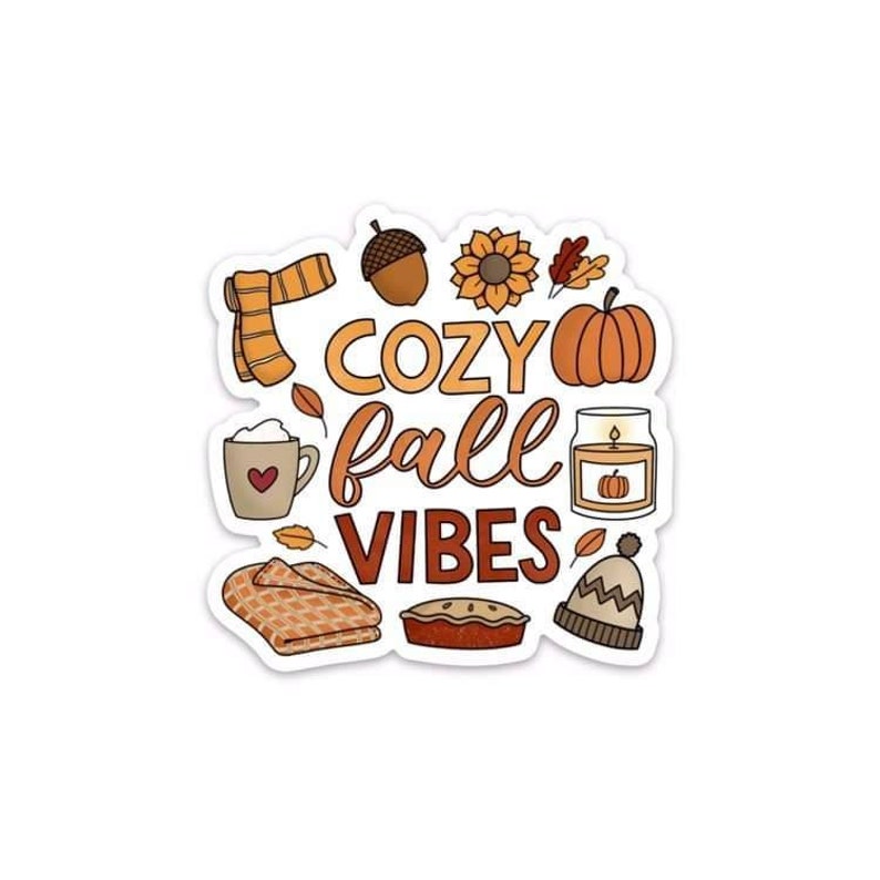 以下が含まれることがあります： 「Cozy fall vibes」というテキストが、かぼちゃ、ろうそく、コーヒーカップ、パイ、スカーフ、ひまわり、葉のイラストで囲まれた、秋のテーマのステッカーです。