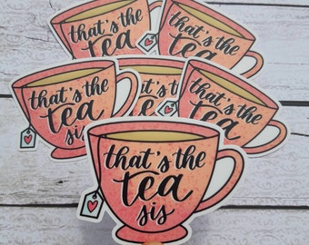 Könnte beinhalten: Eine Sammlung von Aufklebern mit einem rosa-orangenen Teetassen-Design. Jeder Aufkleber trägt den Schriftzug "that's the tea sis" in schwarzer Schrift. Die Teetassen haben einen Teebeutel mit einem Herz.