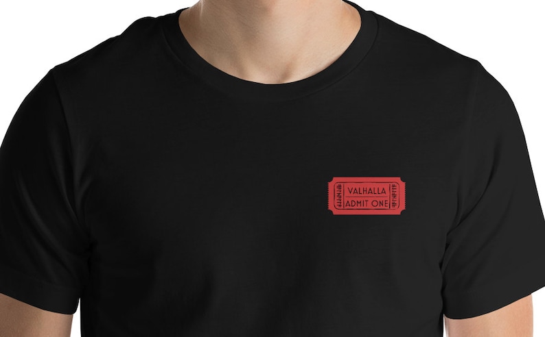 Op de afbeelding: Zwart T-shirt met een rood ticketontwerp met de tekst "Valhalla Admit One".