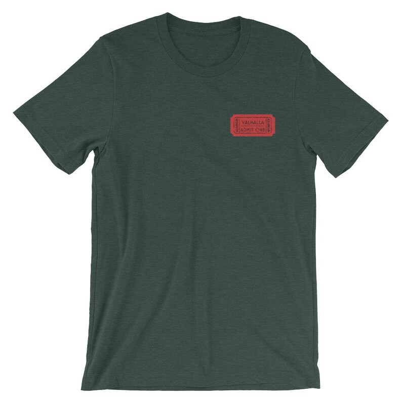 Op de afbeelding: Een donkergroen T-shirt met een rood ticketontwerp met de tekst "Valhalla - Admit One".