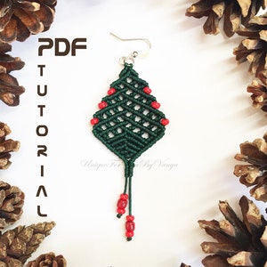 Peut inclure: Tutoriel PDF pour la création d'une boucle d'oreille en forme de sapin de Noël verte et rouge avec des perles. La boucle d'oreille est suspendue à un crochet argenté.