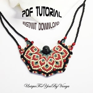 Może przedstawiać: Samouczek PDF do wykonania naszyjnika z makramą z czarnym sznurkiem, czerwonymi koralikami i ciemnozielonym kamieniem. Naszyjnik ma geometryczny wz&oacute;r, a tekst "PDF TUTORIAL INSTANT DOWNLOAD" znajduje się w g&oacute;rnej części obrazu. Tekst "Unique For You By Vanya" znajduje się w dolnej części obrazu.
