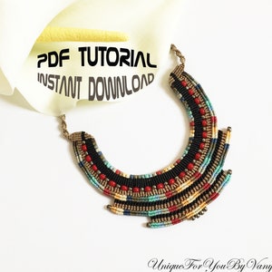 Peut inclure: Un collier en macramé coloré avec des perles rouges, noires, dorées et bleues. Le collier a la forme d'un croissant de lune. L'image comprend le texte "PDF TUTORIAL INSTANT DOWNLOAD".