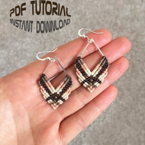 K&ouml;nnte beinhalten: Handgefertigte Makramee-Ohrringe mit geometrischem Design. Die Ohrringe haben eine rautenf&ouml;rmige Form mit braunen, cremefarbenen und pfirsichfarbenen F&auml;den, akzentuiert mit kleinen Perlen. Der Text "PDF TUTORIAL INSTANT DOWNLOAD" ist im Hintergrund.