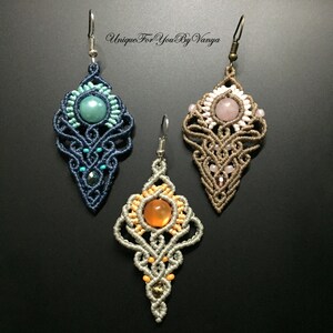 Pu&ograve; includere: Tre paia di orecchini in macram&egrave; fatti a mano con pietre di diversi colori. Gli orecchini sono realizzati con una variet&agrave; di colori, tra cui blu, verde, marrone, arancione e bianco. Tutti gli orecchini hanno la forma di una lacrima.