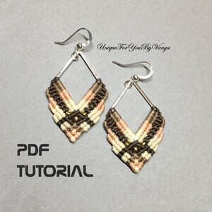 K&ouml;nnte beinhalten: Handgefertigte Makramee-Ohrringe in Diamantenform. Sie bestehen aus beigen, braunen und pfirsichfarbenen F&auml;den mit kleinen goldenen Perlen. Die Ohrringe haben silberfarbene Ohrhaken. Der Text "PDF TUTORIAL" ist im Bild enthalten.