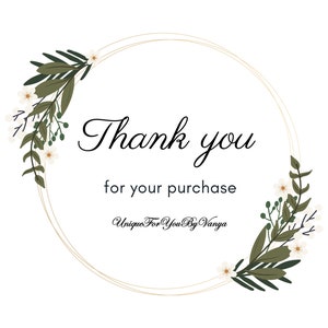 K&ouml;nnte beinhalten: Ein goldener Kreisrahmen mit wei&szlig;en Bl&uuml;ten und gr&uuml;nen Bl&auml;ttern auf beiden Seiten. Der Text "Thank you for your purchase Unique For You By Vanya" befindet sich im Rahmen.