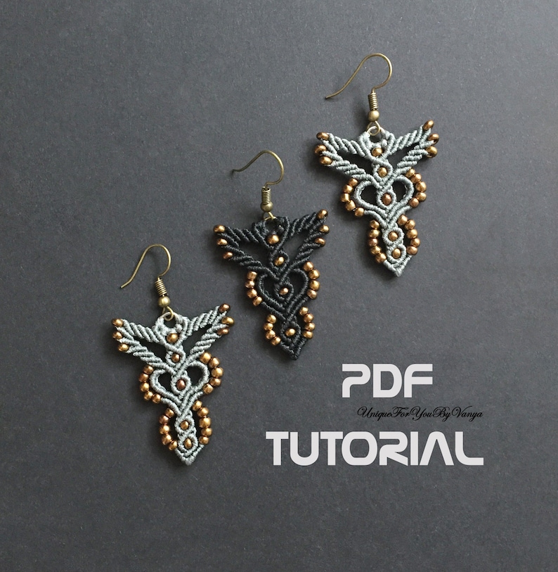 Pu&ograve; includere: Tre paia di orecchini in macram&egrave; fatti a mano con perline dorate. Gli orecchini sono in nero, grigio e argento. L'immagine include il testo "PDF TUTORIAL Unique For You By Vanya".