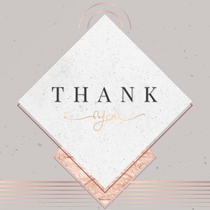 K&ouml;nnte beinhalten: Ein wei&szlig;es Quadrat mit einem ros&eacute;goldenen Rand und dem Text "THANK you" in schwarzen Buchstaben. Der Hintergrund ist hellgrau mit einer dezenten, gesprenkelten Textur.
