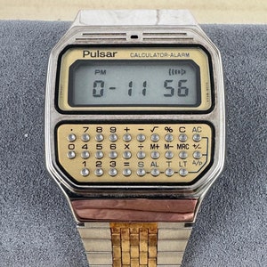 Reloj despertador con calculadora LCD Pulsar vintage de los años 70 (dos tonos)