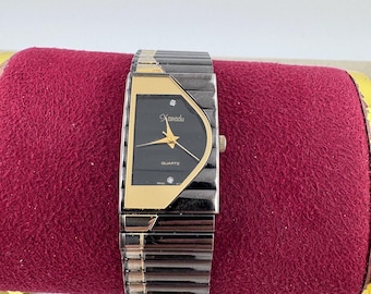 Inusual panel frontal de piano Xanadu vintage en tono dorado con banda de eslabones dorados y negros.