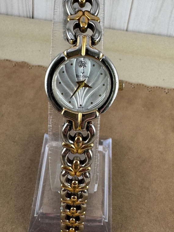 Bulova Vintage Gold and Silver T8 Quartz Bracelet Watch VINTAGE BULOVA T8 QUARTZ WATCH STAINLESS TWO 2 TONE BAND  main image 3