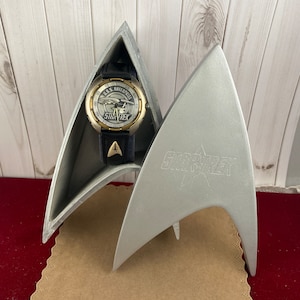 Vintage Star Trek offizielle begrenzte Ergänzung U.S.S. Unternehmen im Display Logo Box Seriennummer 4660 von 15.000 mit 9 Zoll Lederband