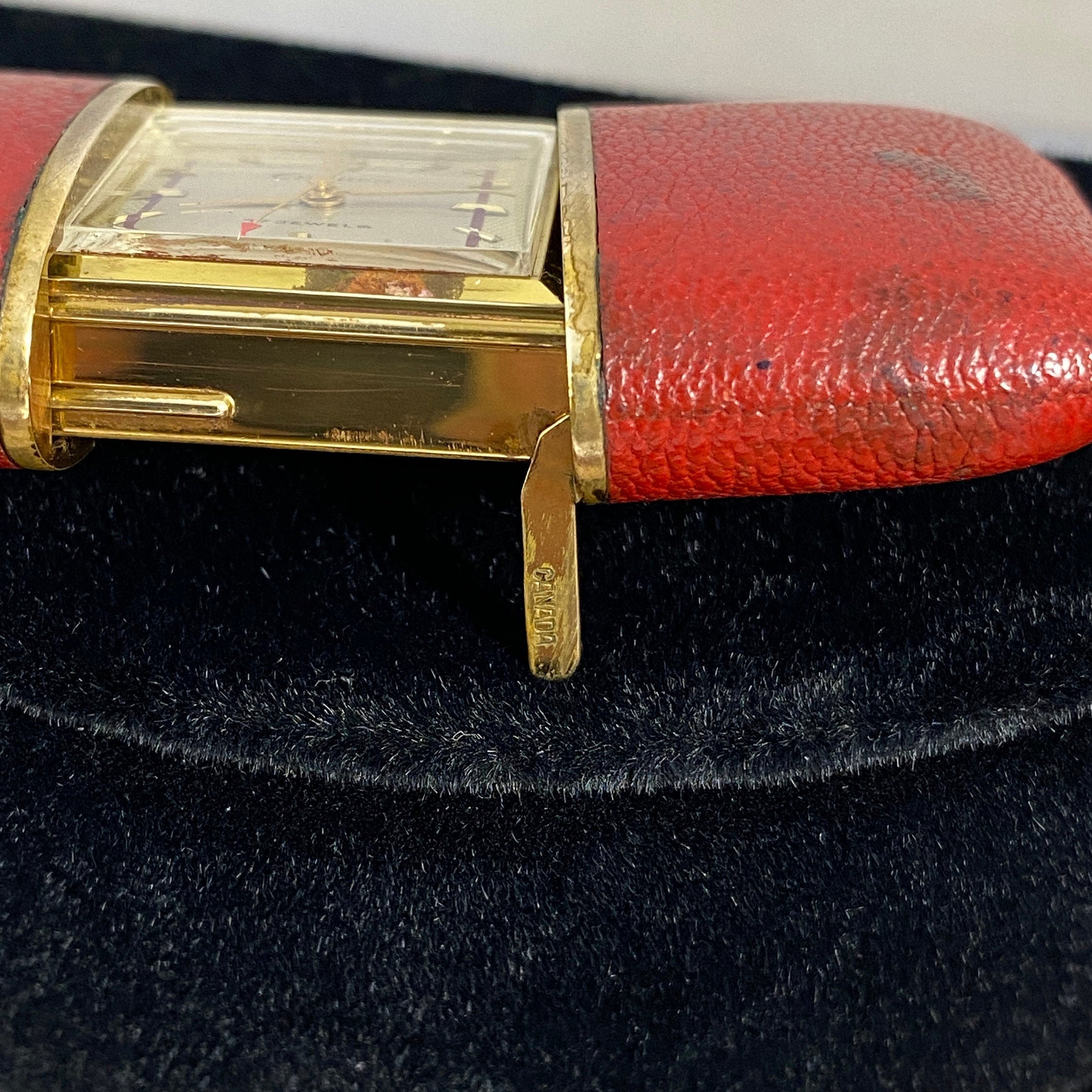 Vintage 1950s Endura Purse Watch: Red Lizard Skin Leather  display picture 3