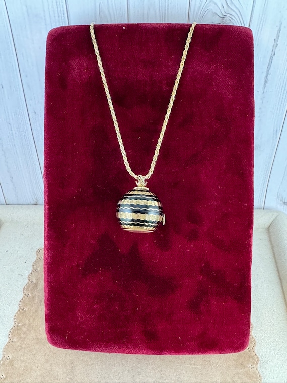 Vintage Caravelle Orb Pendant Watch: Brocaded Diamond… - Gem display picture 2