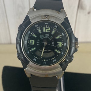 Reloj deportivo vintage REI: resistente al agua, nueva correa de silicona
