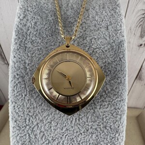 Reloj colgante Bulova vintage: diseño de brocado suizo, cadena de oro vermeil