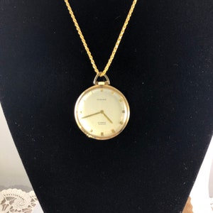 Ciondolo Carlisle vintage 17 gioielli orologio Incabloc placcato oro 18 carati da 10 micron indossato come ciondolo per collana viene fornito con collana di corda da 24 pollici
