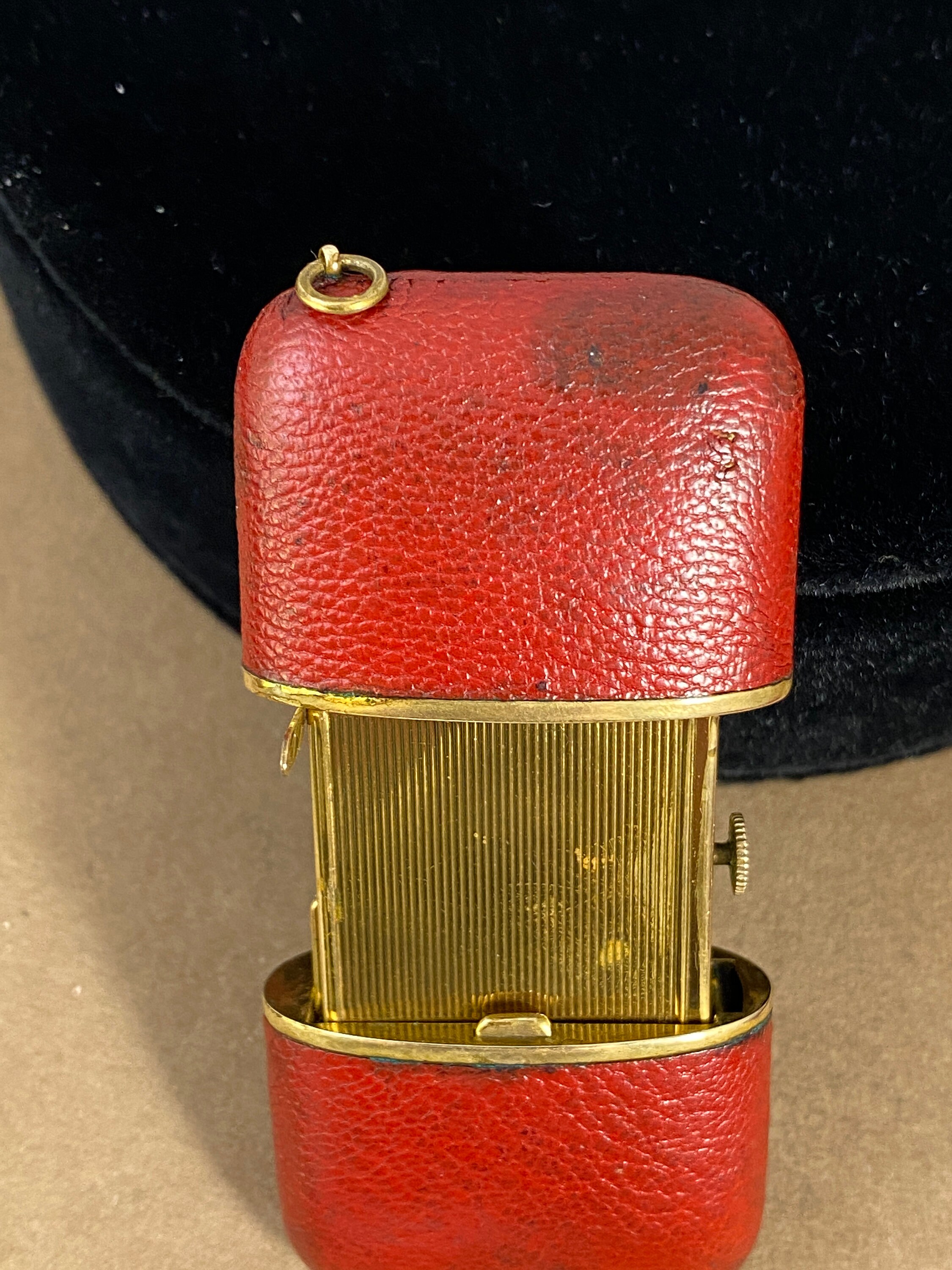 Vintage 1950s Endura Purse Watch: Red Lizard Skin Leather  display picture 2