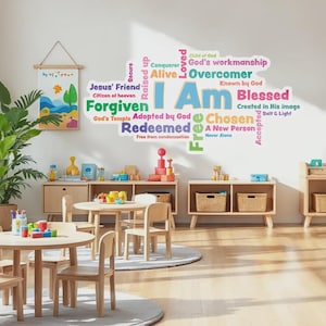 Op de afbeelding: Een klaslokaal met houten tafels en stoelen, en een grote muursticker met de woorden "I Am" en gerelateerde affirmaties in verschillende kleuren. Een schilderij van een landschap hangt aan de muur.