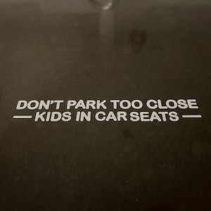 チャイルドシートに子供を近づけすぎないように注意する車用ステッカー
