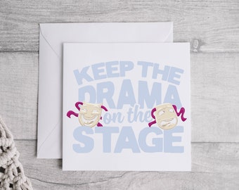 Op de afbeelding: Een witte kaart met blauwe tekst die "Keep the drama on the stage" zegt. Twee gouden theatermaskers met roze linten bevinden zich aan weerszijden van de tekst.
