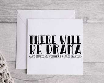 Op de afbeelding: Witte kaart met zwarte tekst die "There will be drama (and musical numbers & jazz hands!)" zegt.