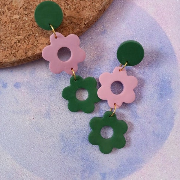 Pendientes de margarita de doble gota de arcilla polimérica - pendientes rosas y verdes - pendientes de flores