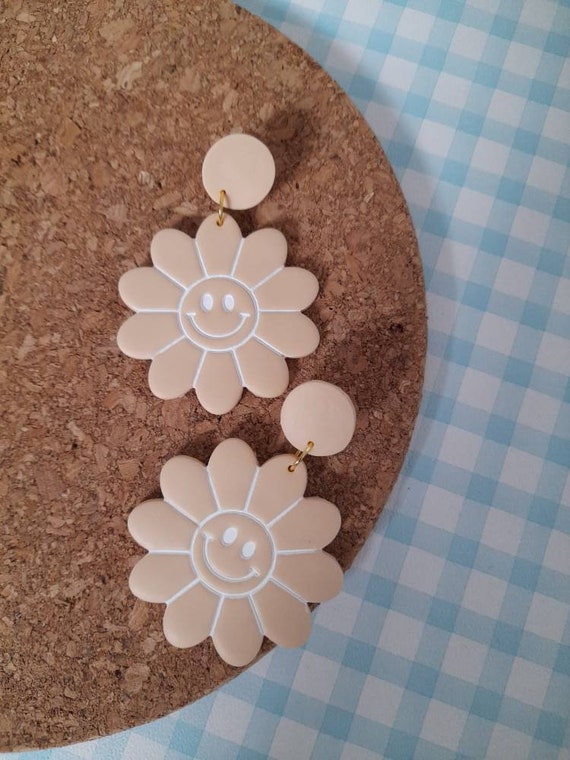 Large retro smiley daisy earrings