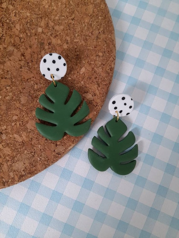 Monstera leaf dangle earrings handmade from polymer clay - clay monstera earrings - cheese plant earrings - plant lover gifts