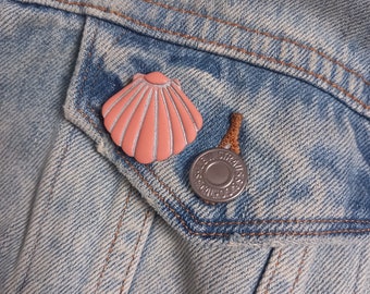 Clam shell polymer clay pin badge - seaside badge - mermaid badge