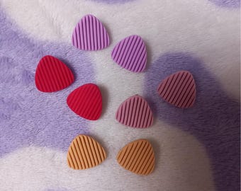 Puces d'oreilles triangulaires à rayures texturées faites à la main en pâte polymère - boucles d'oreilles pastel - bijoux printaniers