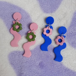 Polymer clay squiggle earrings with daisy charm