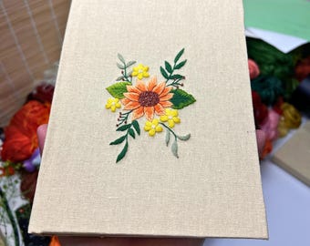 Libreta de lino floral bordada a mano: Diario personalizado tamaño A5