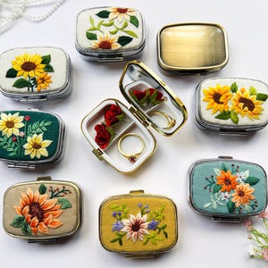 Portagioie ricamato a mano con motivo floreale, portagioie personalizzato, portagioie con specchio, regalo per damigella d'onore, regalo di San Valentino, regalo per lei
