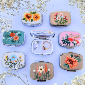 Handgeborduurde sieradendoosset | Handgemaakte linnen doos met bloemen | Cadeau bruidsmeisje | Gepersonaliseerde sieradendoos