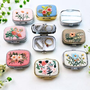 Portagioie ricamato personalizzato, portagioie personalizzato, portagioie con specchio, regalo per damigella d'onore, regalo per lei. Acquista 2 e ricevi 1 gratis