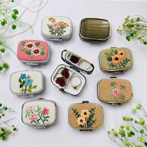 Schmuckschatulle bestickt mit Blumen, Schmuckschatulle mit Spiegel, Brautjungfer Geschenk, Valentinstag, Geschenk für Sie, Geschenk für Mama