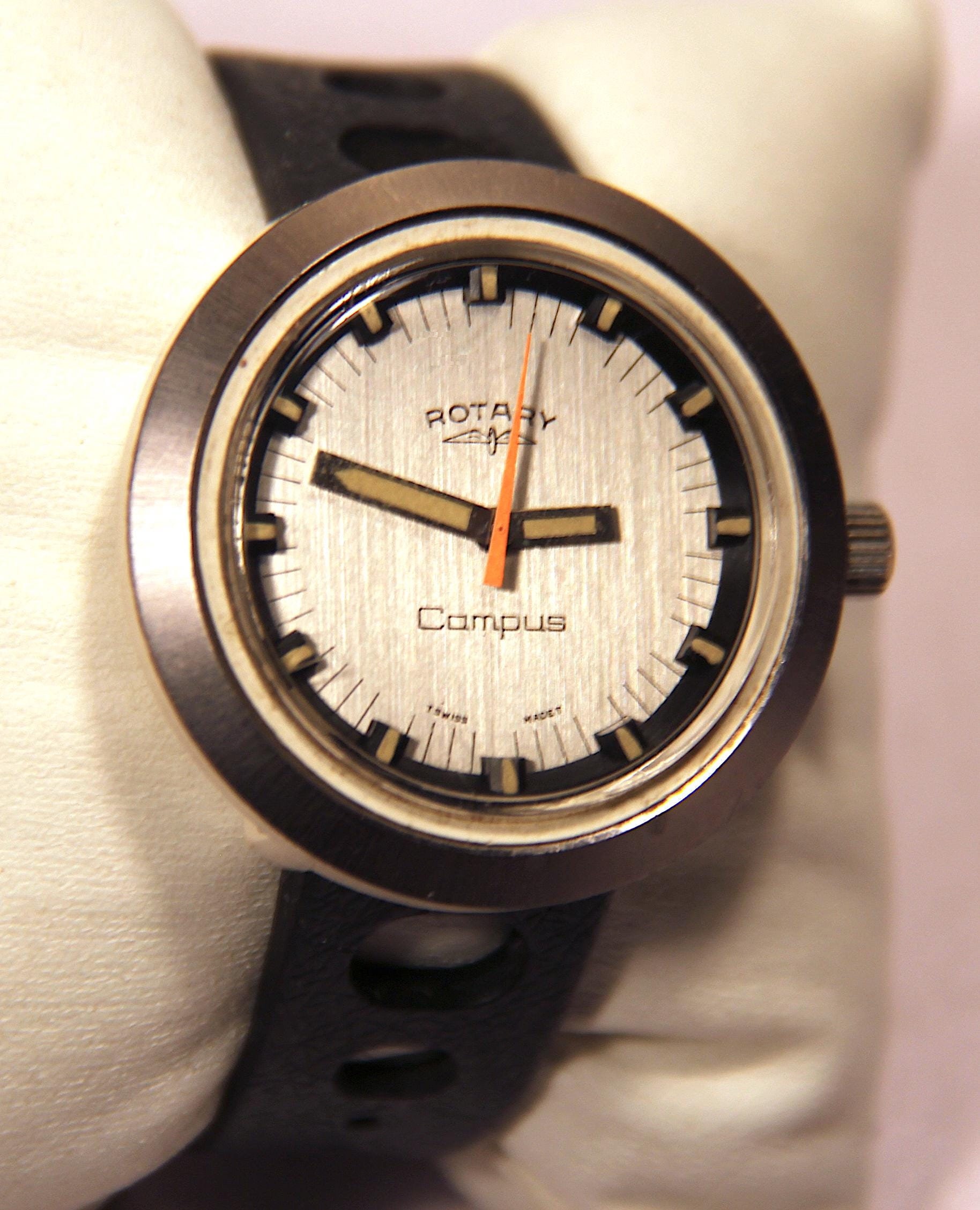 Wristwatch Annual 2002 洋書　時計 Rare Mens Vintage 1970s Rotary Campus UFO Fibreglass Mechanical