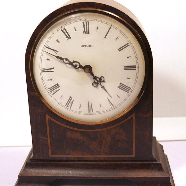 Mid Century Metamec Holz Kaminuhr: Römische Ziffern, Cremefarbenes Ziffernblatt